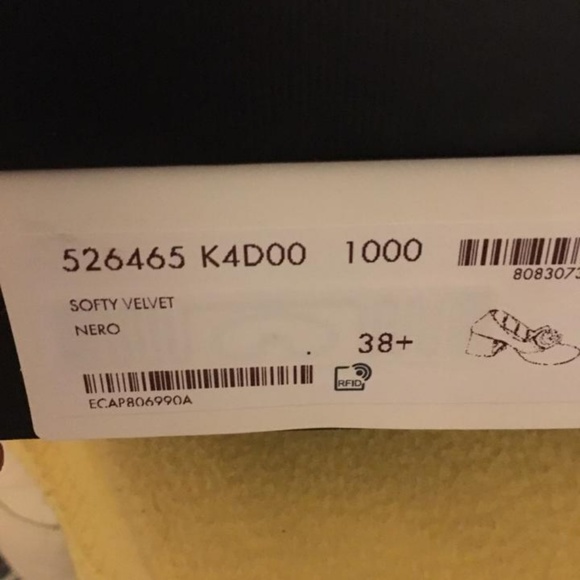 *SOLD* NIB Women's velvet Mid-Heel Pumps
Size 8.5 - Picture 3 of 8